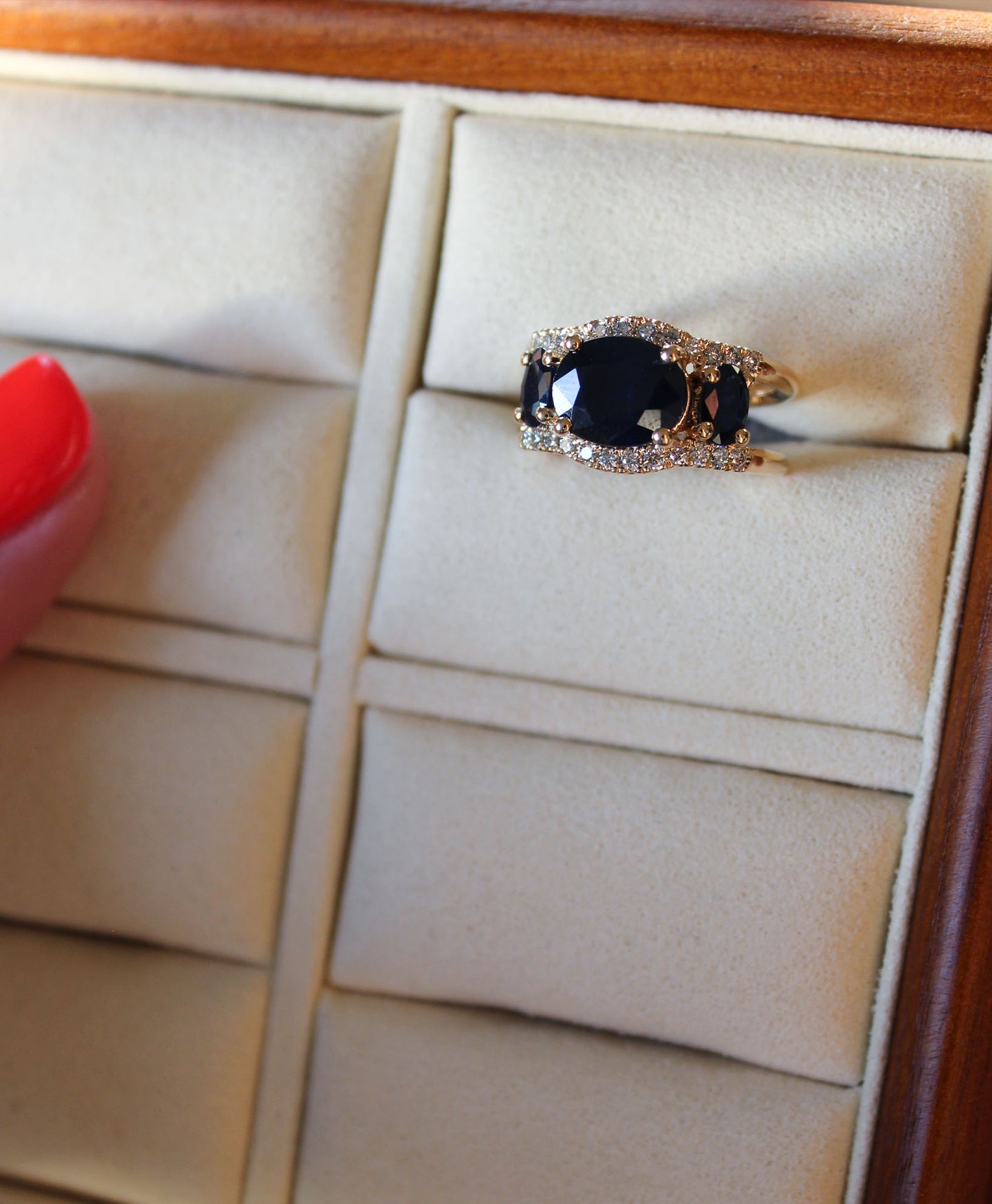 La Reine Sapphire ring
