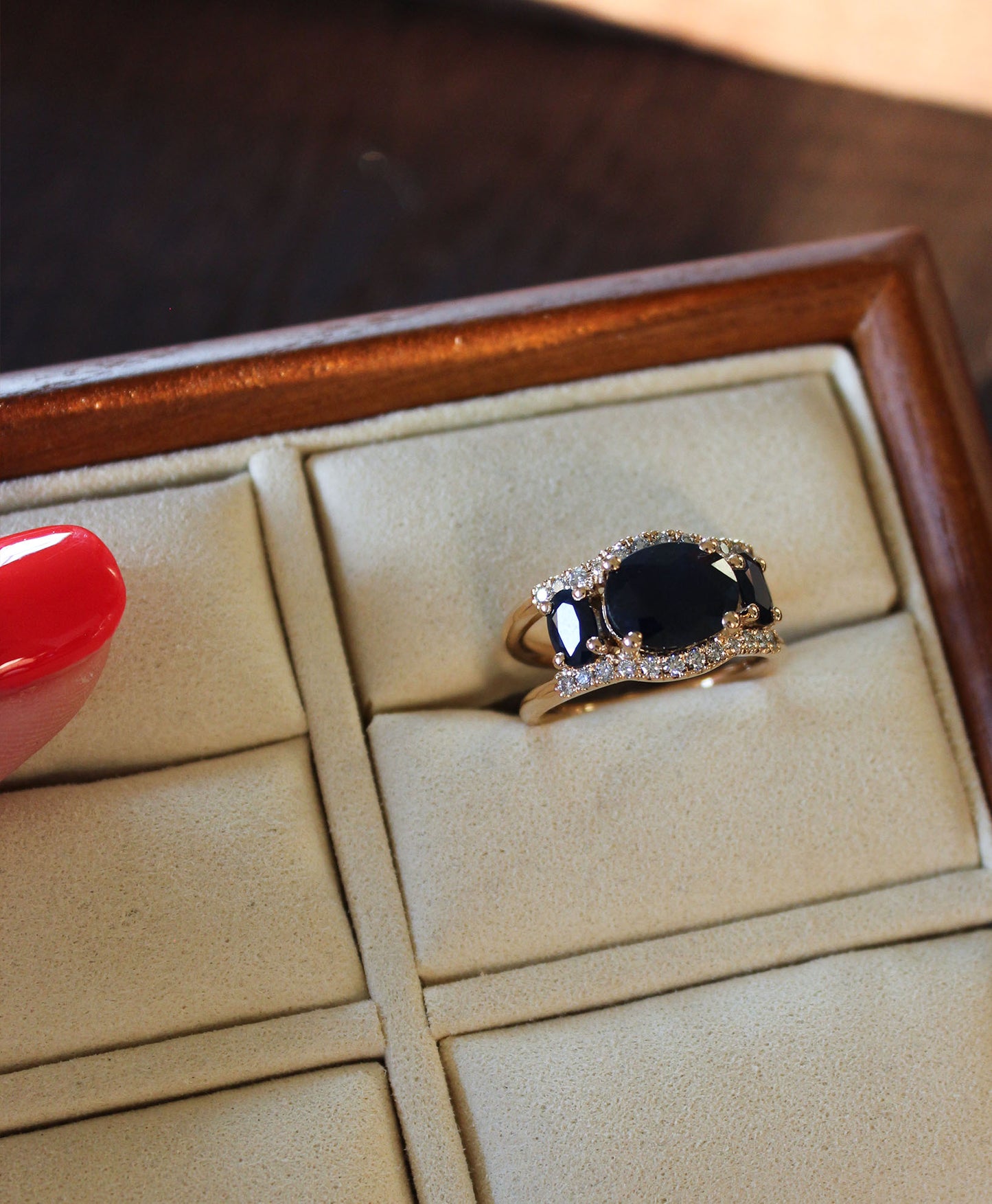La Reine Sapphire ring