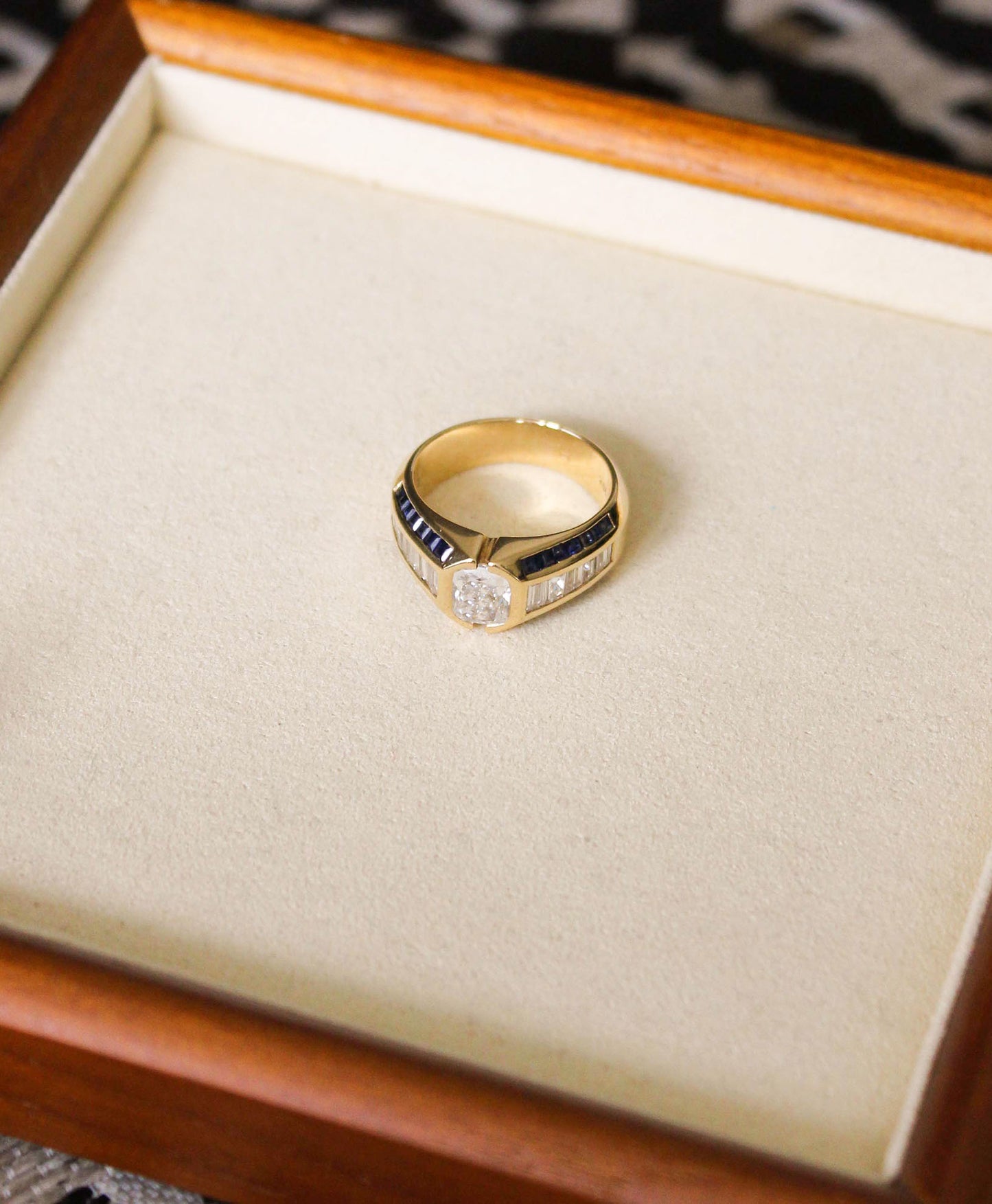 Le Cushion ring